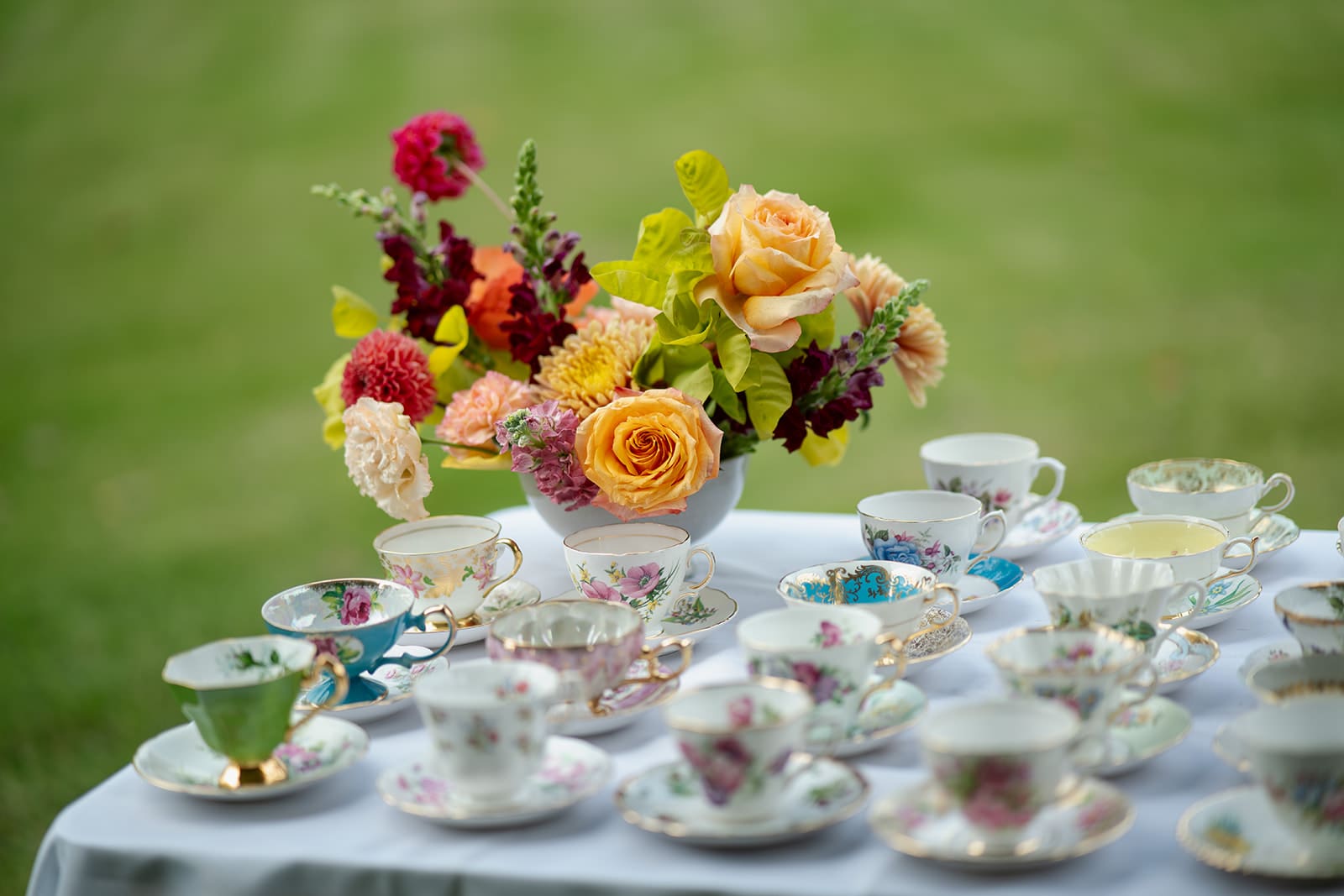 Rachel and Tom’s Minneapolis backyard summer wedding with vintage teacups and bright floral centerpiece